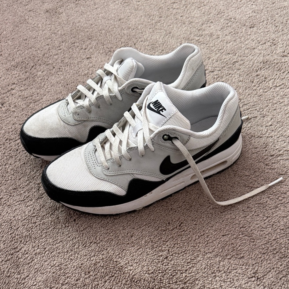 Nike big kids White and Black Sneakers
